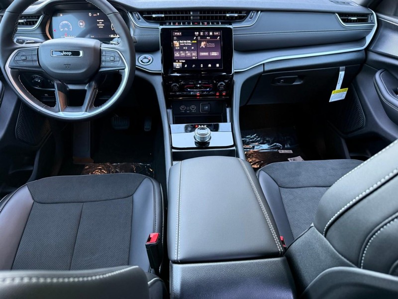 Jeep Grand Cherokee L Vehicle Image 09