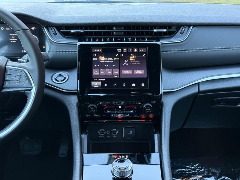 Jeep Grand Cherokee L Vehicle Image 12