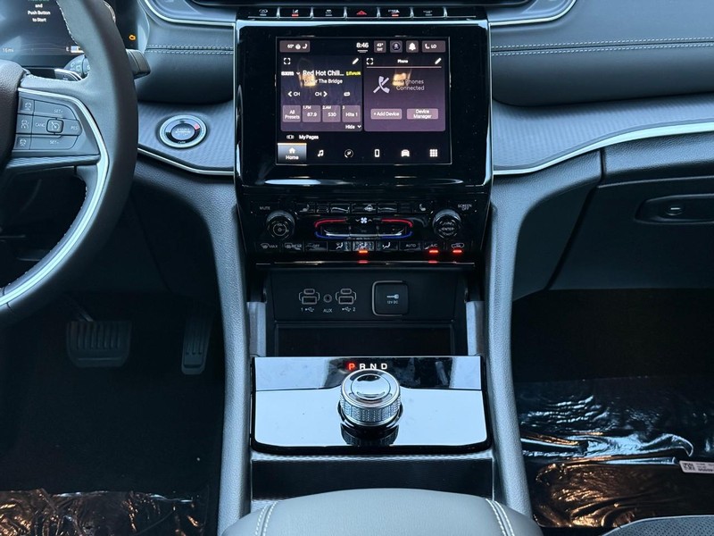 Jeep Grand Cherokee L Vehicle Image 13