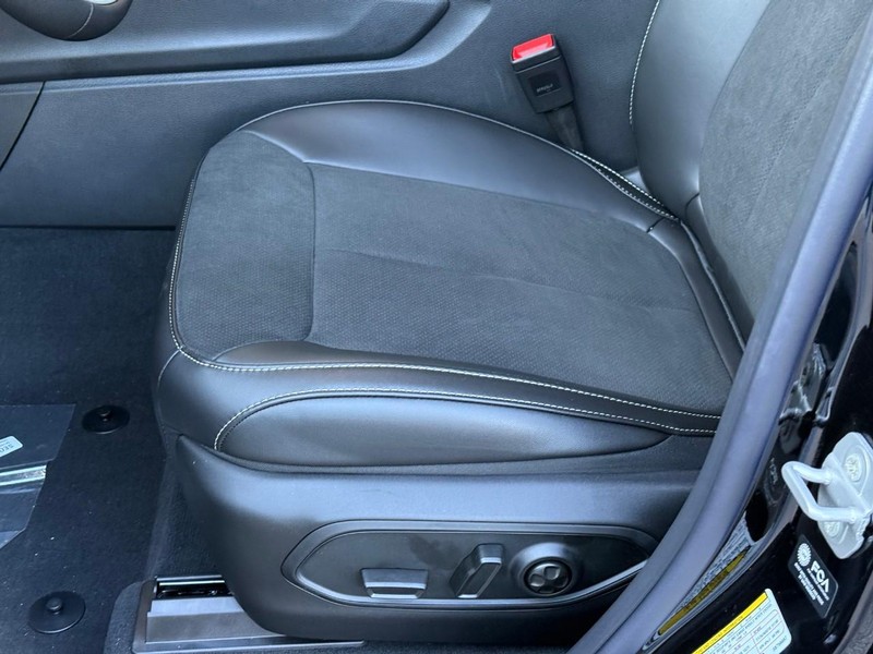 Jeep Grand Cherokee L Vehicle Image 15