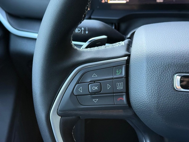 Jeep Grand Cherokee L Vehicle Image 17