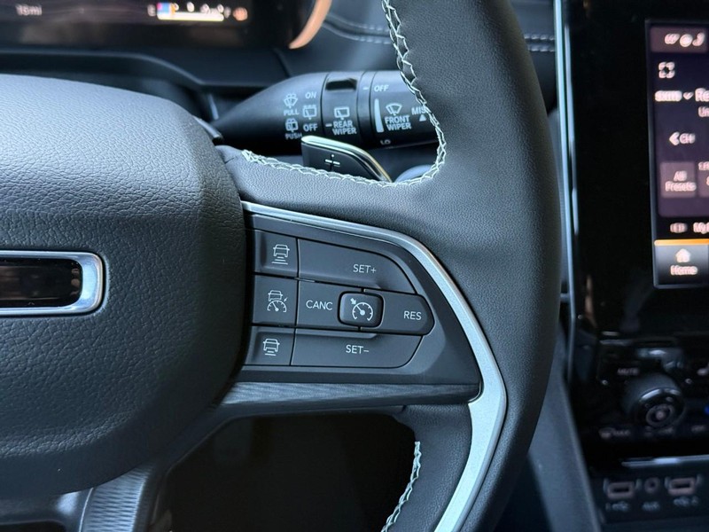 Jeep Grand Cherokee L Vehicle Image 18