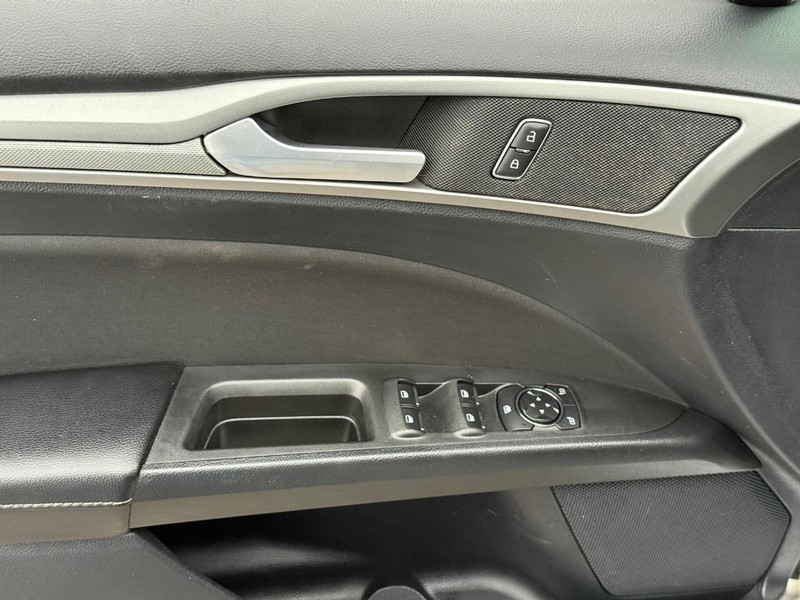 Ford Fusion Vehicle Image 20