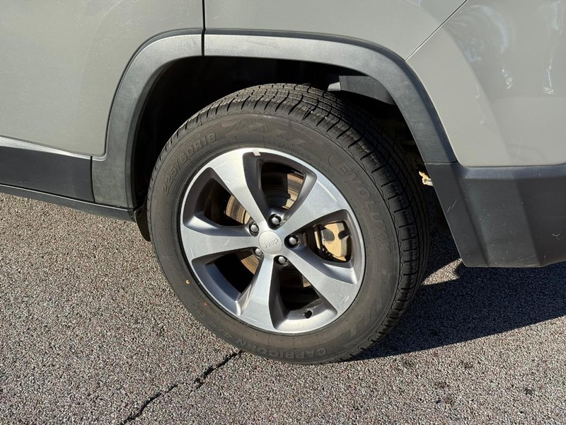 Jeep Cherokee Vehicle Image 05