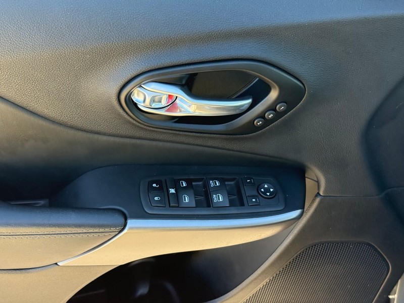 Jeep Cherokee Vehicle Image 18