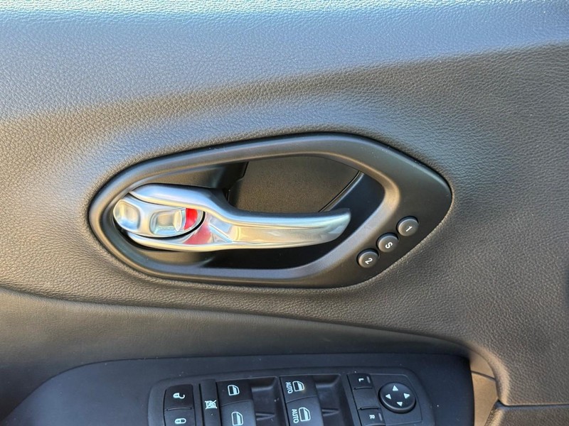 Jeep Cherokee Vehicle Image 19