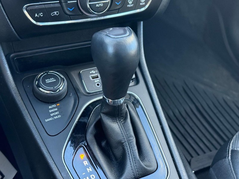 Jeep Cherokee Vehicle Image 25