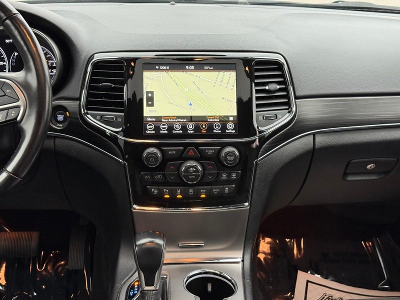 Jeep Grand Cherokee Vehicle Image 16