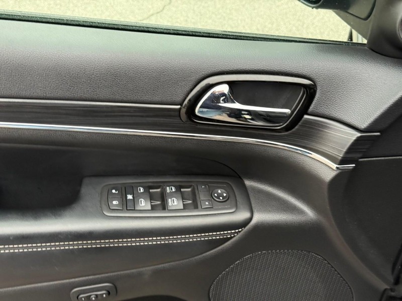 Jeep Grand Cherokee Vehicle Image 18