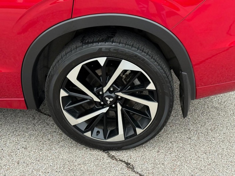 Mitsubishi Outlander Plug-In Hybrid Vehicle Image 05