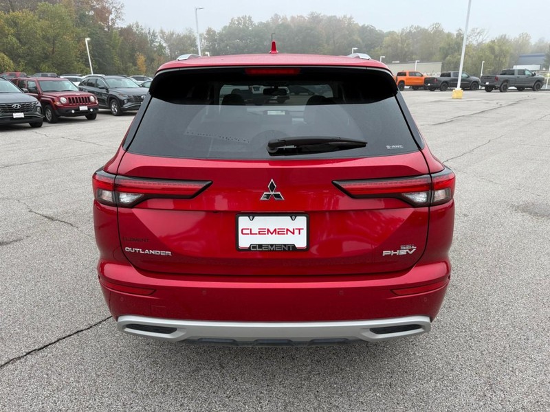 Mitsubishi Outlander Plug-In Hybrid Vehicle Image 09