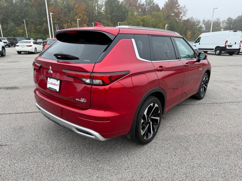 Mitsubishi Outlander Plug-In Hybrid Vehicle Image 11