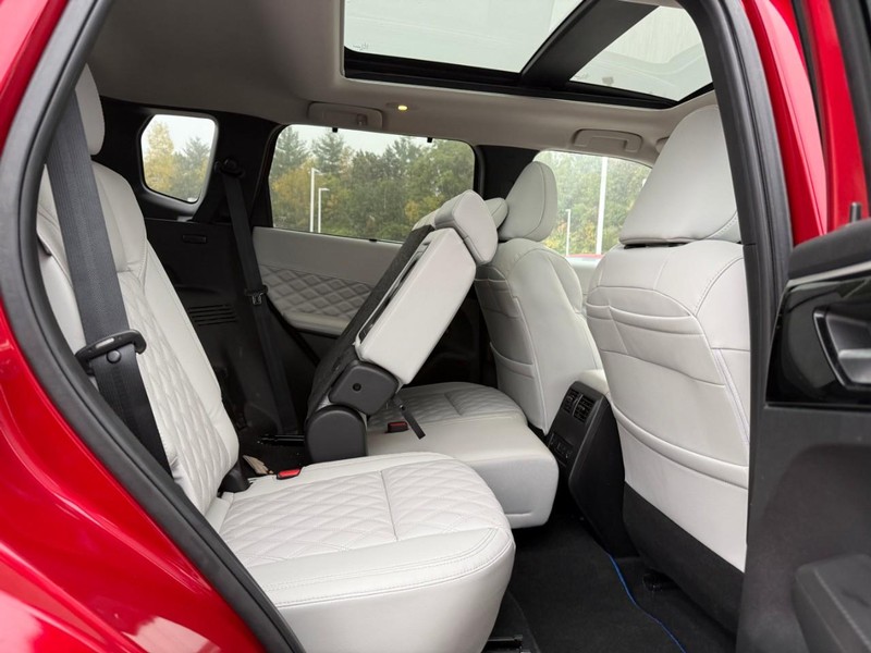 Mitsubishi Outlander Plug-In Hybrid Vehicle Image 14