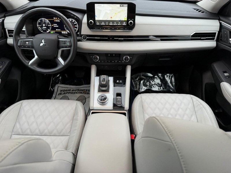 Mitsubishi Outlander Plug-In Hybrid Vehicle Image 15