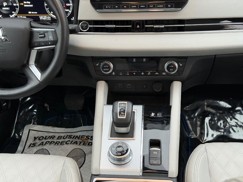 Mitsubishi Outlander Plug-In Hybrid Vehicle Image 18