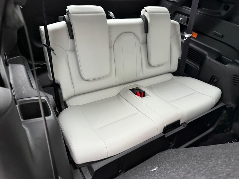 Mitsubishi Outlander Plug-In Hybrid Vehicle Image 19