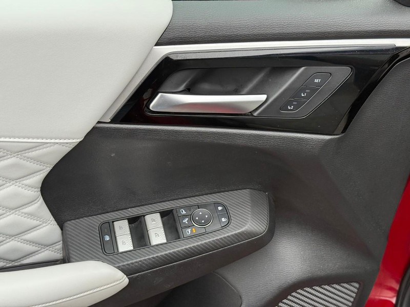 Mitsubishi Outlander Plug-In Hybrid Vehicle Image 20