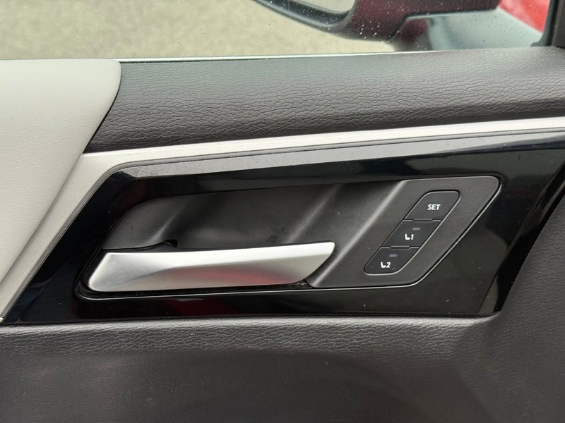 Mitsubishi Outlander Plug-In Hybrid Vehicle Image 21