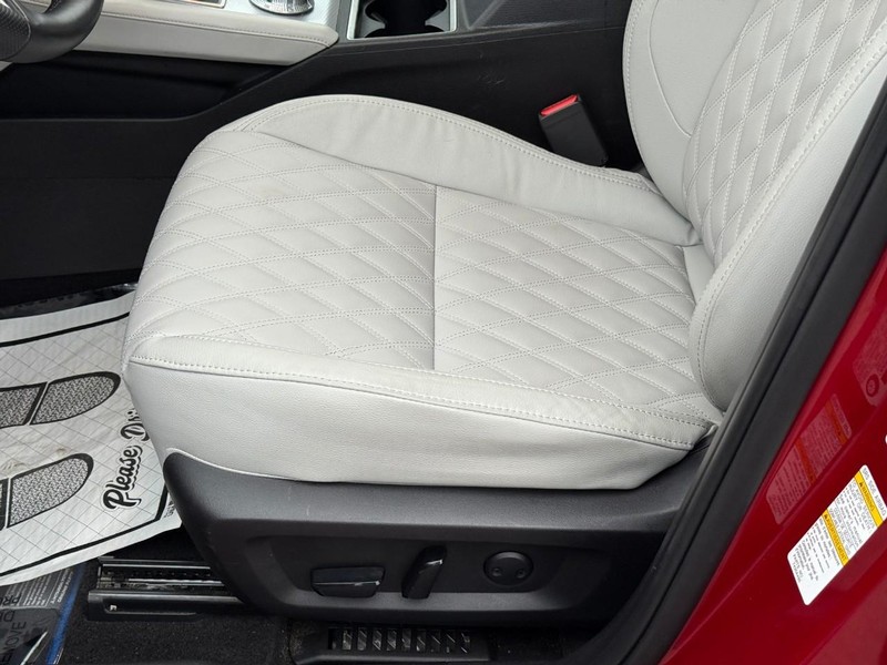 Mitsubishi Outlander Plug-In Hybrid Vehicle Image 22