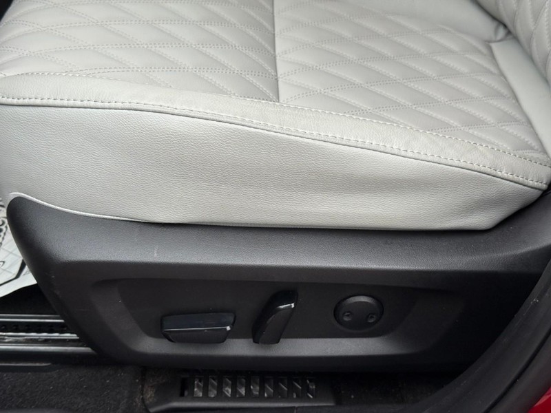 Mitsubishi Outlander Plug-In Hybrid Vehicle Image 23