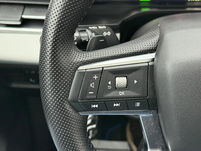 Mitsubishi Outlander Plug-In Hybrid Vehicle Image 24