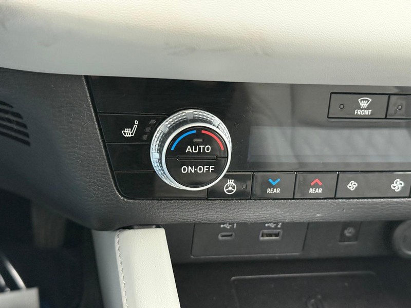 Mitsubishi Outlander Plug-In Hybrid Vehicle Image 28