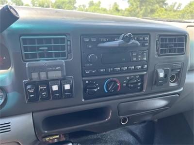 Ford Super Duty F-650 Pro Loader Vehicle Full-screen Gallery Image 15