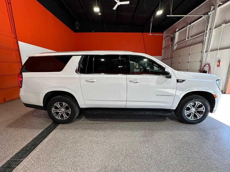 GMC Yukon XL Vehicle Full-screen Gallery Image 2
