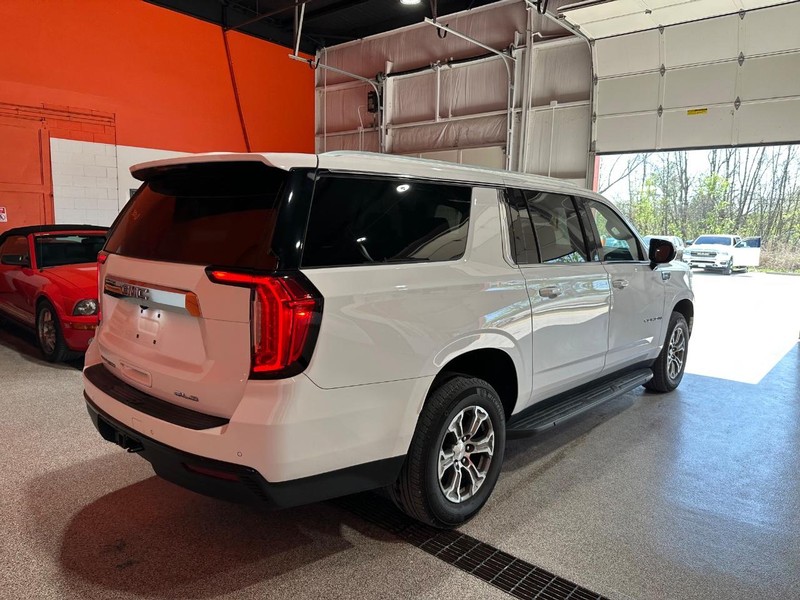 GMC Yukon XL Vehicle Full-screen Gallery Image 3