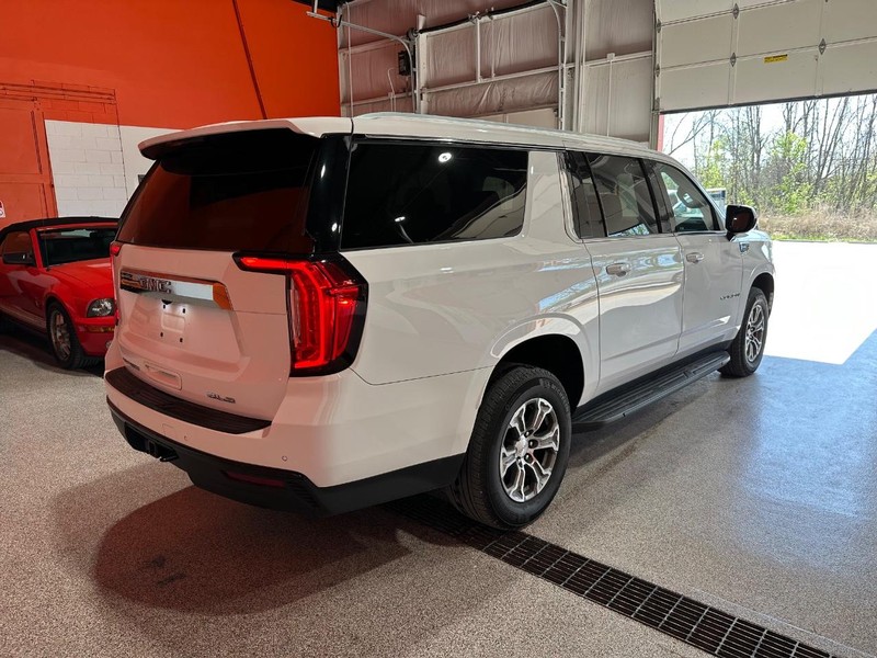 GMC Yukon XL Vehicle Full-screen Gallery Image 4