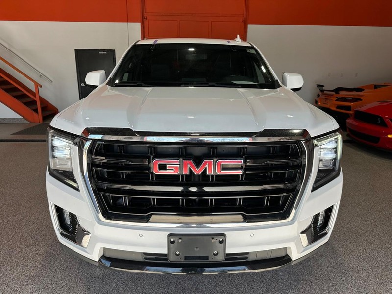 GMC Yukon XL Vehicle Full-screen Gallery Image 9