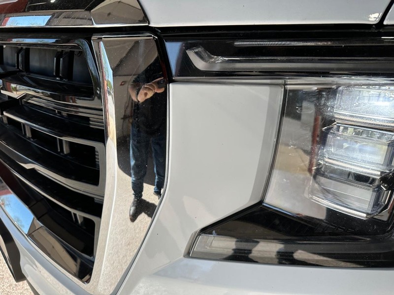 GMC Yukon XL Vehicle Full-screen Gallery Image 11