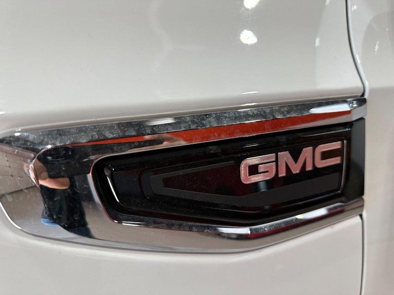 GMC Yukon XL Vehicle Full-screen Gallery Image 12