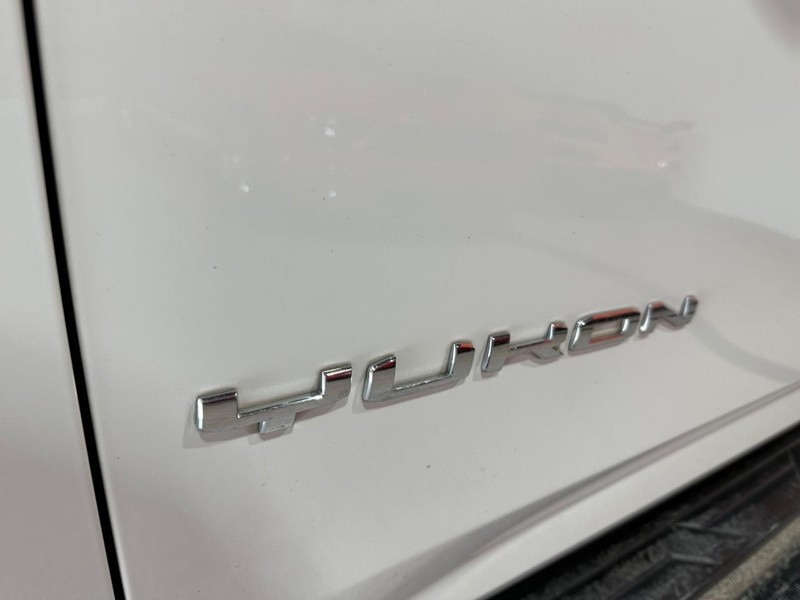 GMC Yukon XL Vehicle Full-screen Gallery Image 13