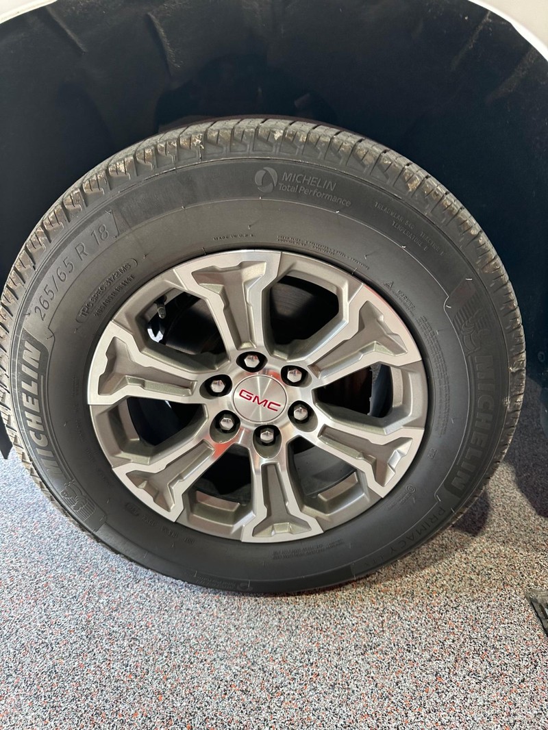 GMC Yukon XL Vehicle Full-screen Gallery Image 14