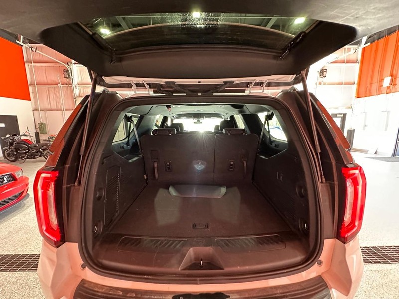 GMC Yukon XL Vehicle Full-screen Gallery Image 18