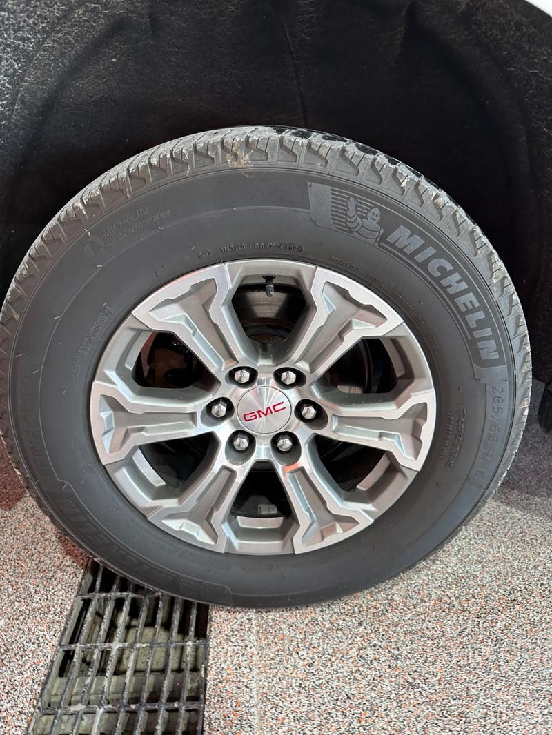 GMC Yukon XL Vehicle Full-screen Gallery Image 19