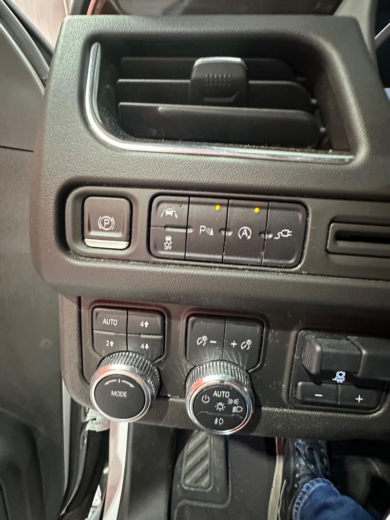 GMC Yukon XL Vehicle Full-screen Gallery Image 25