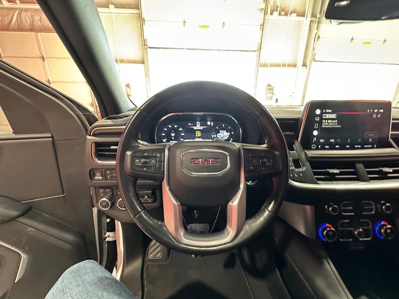 GMC Yukon XL Vehicle Full-screen Gallery Image 29