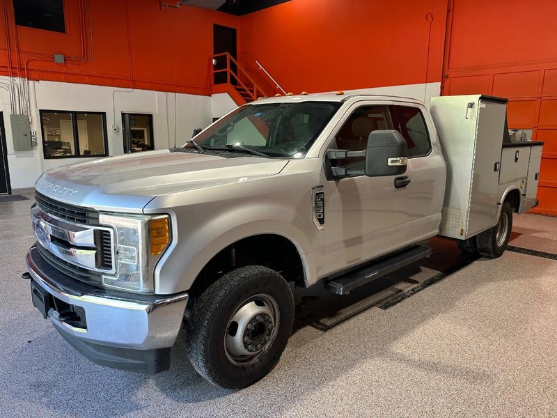 Ford Super Duty F-350 DRW Vehicle Full-screen Gallery Image 5