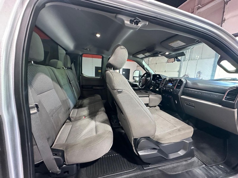 Ford Super Duty F-350 DRW Vehicle Full-screen Gallery Image 26