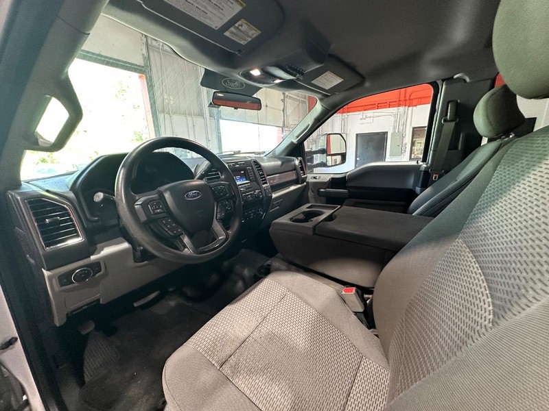 Ford Super Duty F-350 DRW Vehicle Full-screen Gallery Image 28