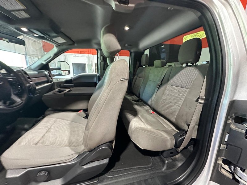 Ford Super Duty F-350 DRW Vehicle Full-screen Gallery Image 29