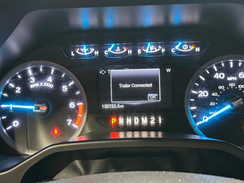 Ford Super Duty F-350 DRW Vehicle Full-screen Gallery Image 30