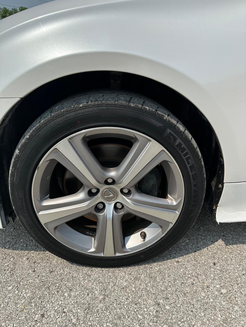 Lexus RC 300 Vehicle Full-screen Gallery Image 10