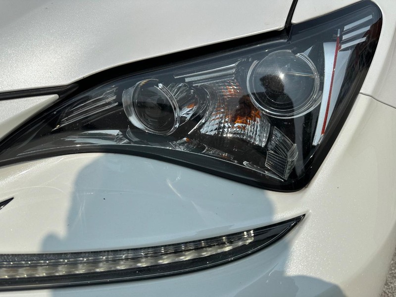 Lexus RC 300 Vehicle Full-screen Gallery Image 11