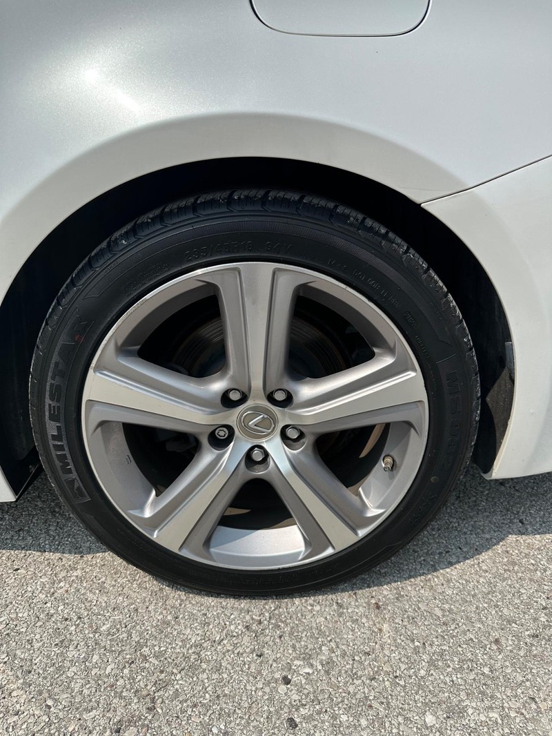 Lexus RC 300 Vehicle Full-screen Gallery Image 15