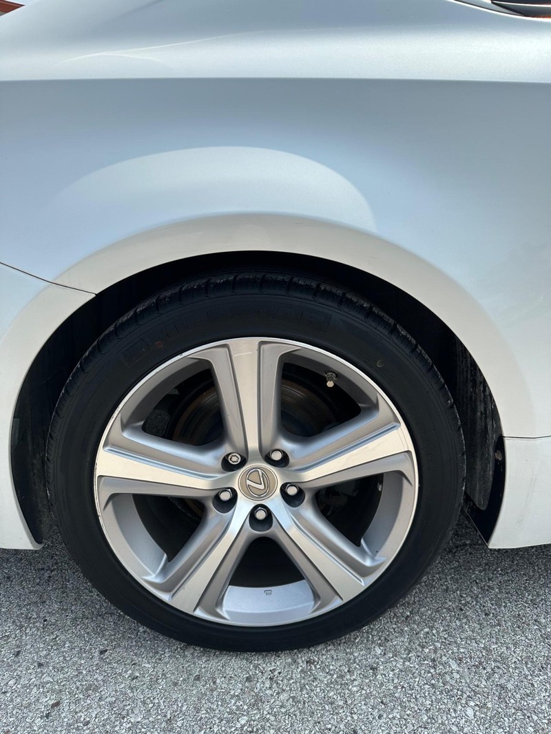 Lexus RC 300 Vehicle Full-screen Gallery Image 16