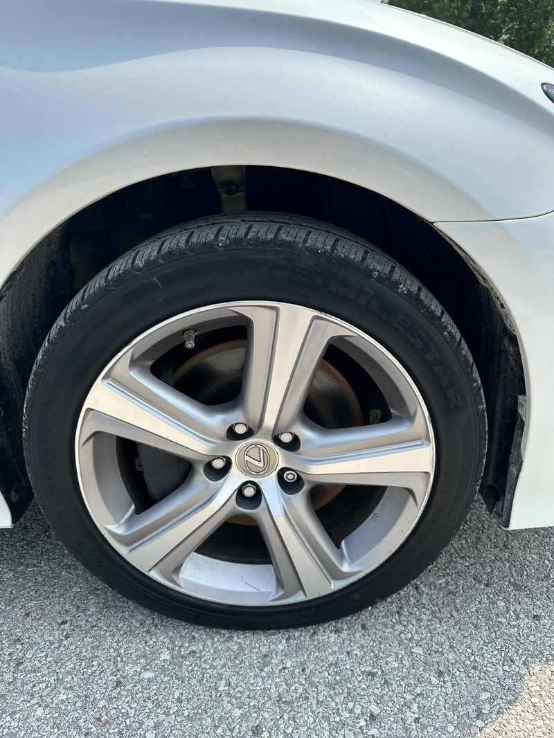 Lexus RC 300 Vehicle Full-screen Gallery Image 17