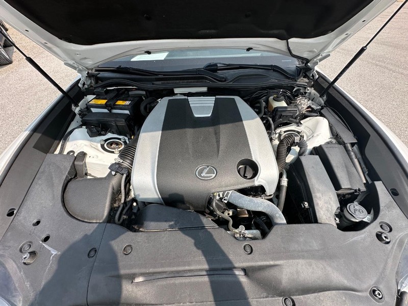 Lexus RC 300 Vehicle Full-screen Gallery Image 18